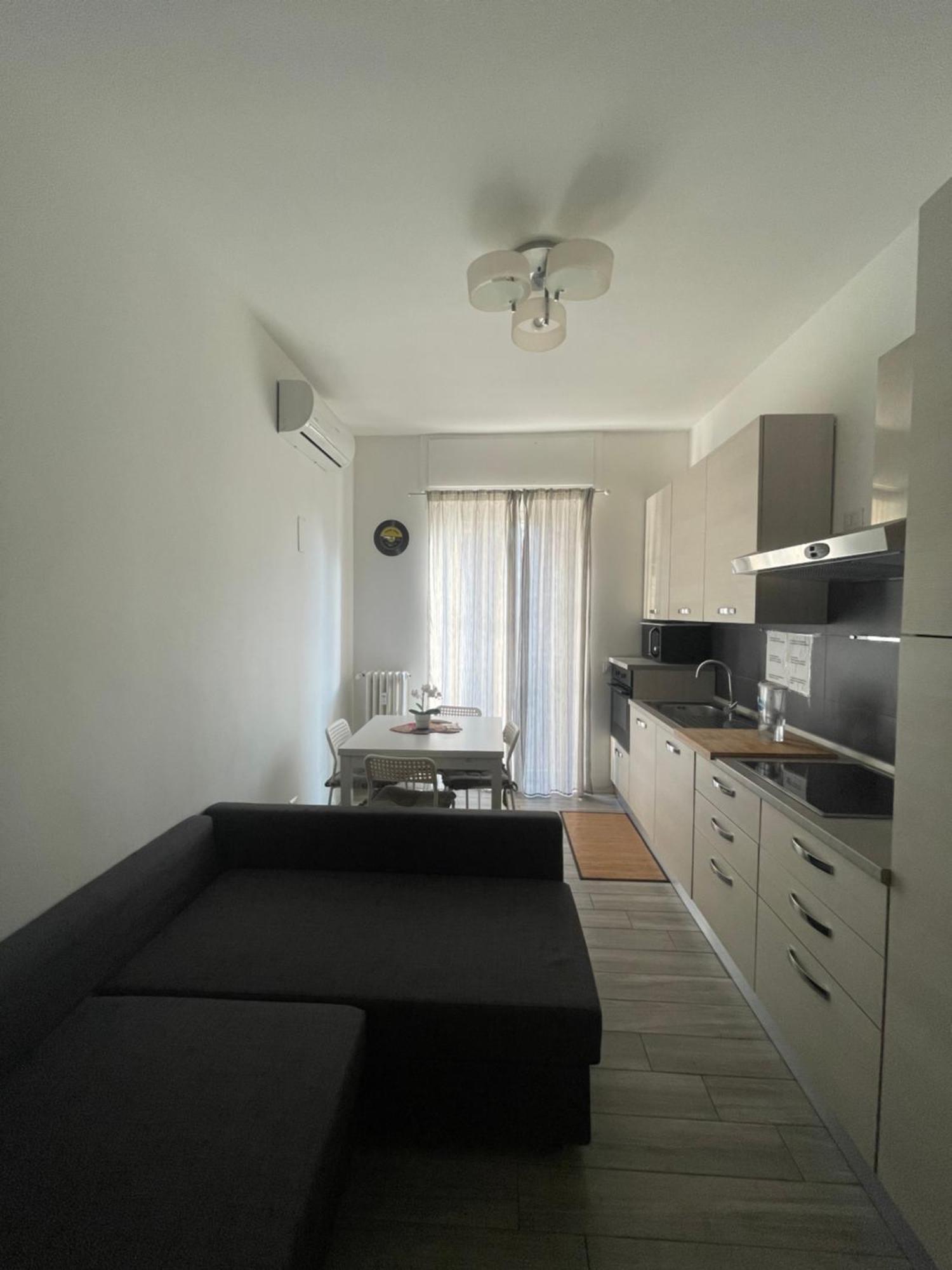Gardone Apartment - Ampio Appartamento Con 2 Camere Da Letto - Comodo Per Duomo! Milánó Kültér fotó